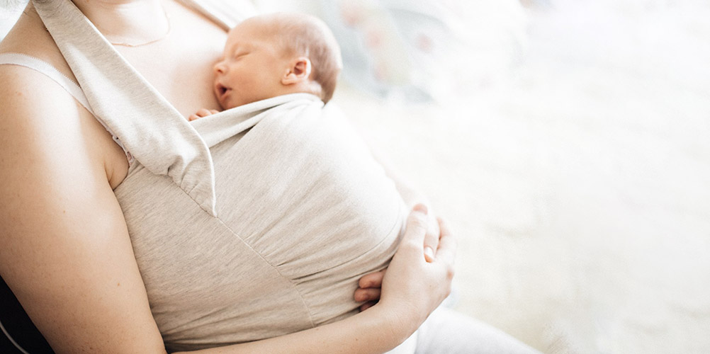Кенгуровая забота матерей снижает смертность младенцев