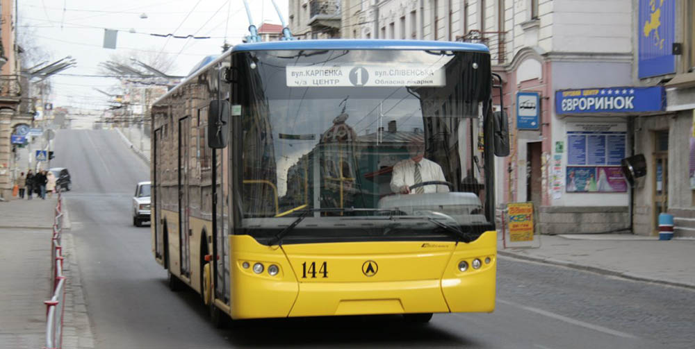 В Тернополе массово дезинфицируют троллейбусы: боятся распространения гриппа и ОРВИ