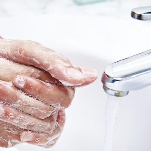Чем дезинфицировать и как часто мыть руки людям с кожными заболеваниями