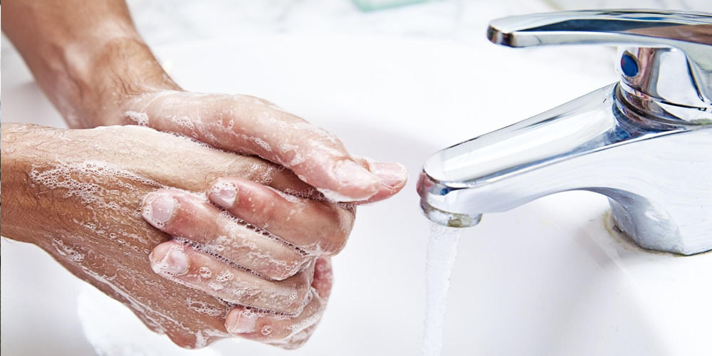 Чем дезинфицировать и как часто мыть руки людям с кожными заболеваниями