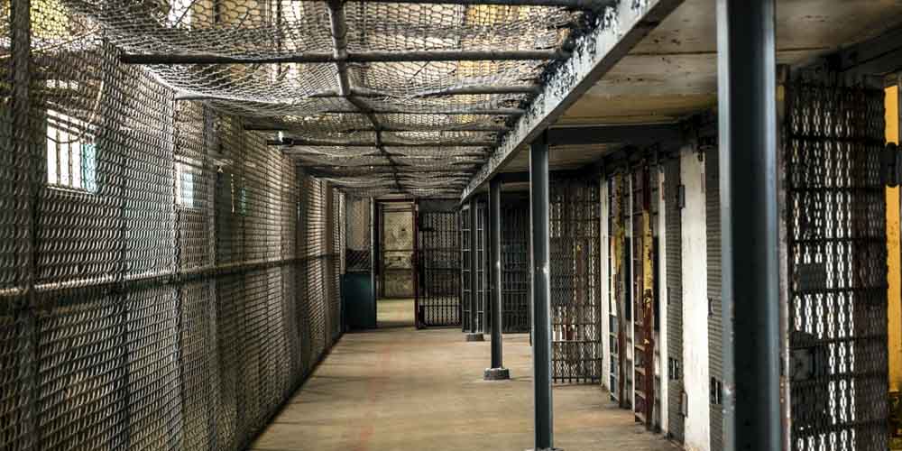 В США для защиты заключенных от коронавируса запретили посещения в тюрьмах