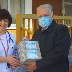 Медперсонал українських лікарень забезпечують противірусними препаратами