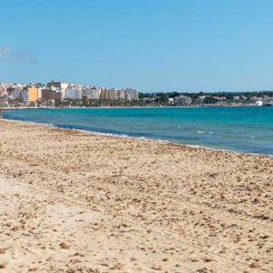 В Испании отбеливателем обработали пляж
