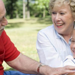 Бабушки и дедушки формируют у детей здоровую самооценку