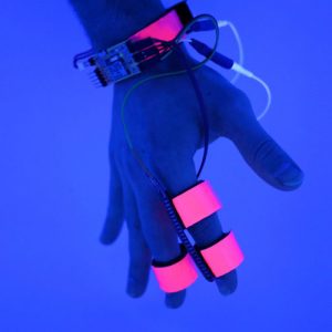 Ученые научились управлять сновидениями с помощью перчатки
