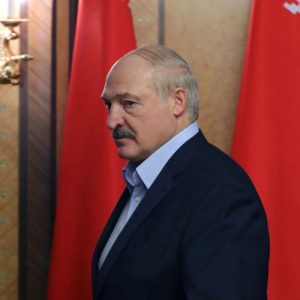Коронавирус наступает на Беларусь: Лукашенко больше не призывает лечиться водкой и баней