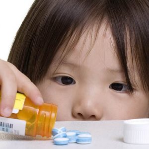 Примерно 95% случаев отравления детей лекарствами происходит из-за недосмотра взрослых