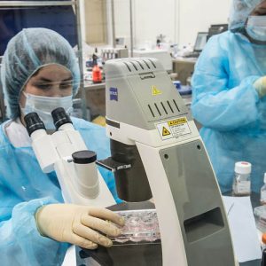 Вирусологи и лаборанты получат надбавки к зарплате в рамках устранения эпидемии коронавируса COVID-19