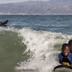 Серфинг-терапия помогает детям справиться с психическими проблемами