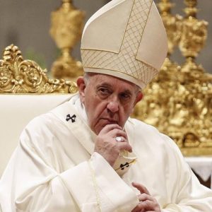 У помощника Папы Римского обнаружили коронавирус, а Мадонна уже переболела 