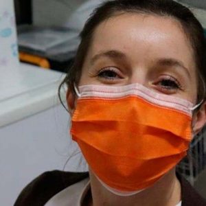 Специалисты работают над маской, которая меняет цвет при заражении COVID-19