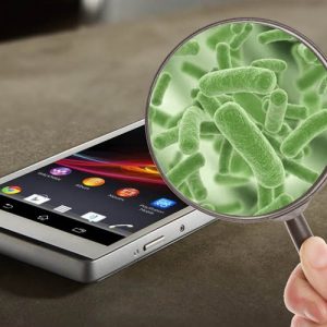 На каждом мобильном живет по 8 видов микробов