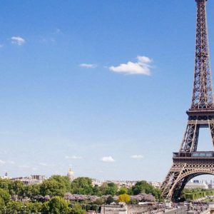 Во Франции снова можно будет посещать Лувр и Эйфелеву башню