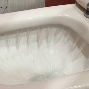Смывание воды в туалете создает сильную турбулентность, через которую могут разлетаться бактерии и вирусы
