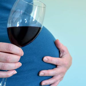 Алкоголь значительно увеличивает риск выкидыша на ранних сроках беременности