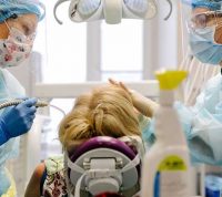 Ученые нашли способ, как обезопасить стоматологов и их клиентов во время COVID-19
