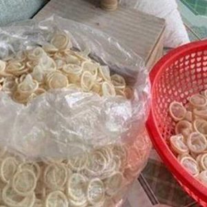 Во Вьетнаме полиция изъяла около 345 тысяч использованных презервативов, которые очищали, мыли и продавали, как новые