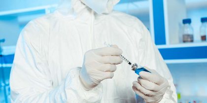 Китай начал применять вакцину от коронавируса до окончания клинический испытаний