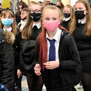Из-за пандемии школьники Шотландии обедают на улице при любой погоде