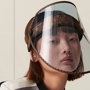 Самую стильную защитную маску представил французский дом моды Louis Vuitton