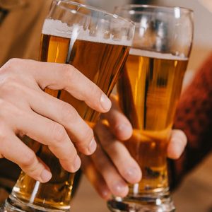 Молодые люди стали пить меньше алкоголя