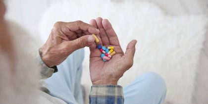 Пожилым людям чаще назначают лишние лекарства