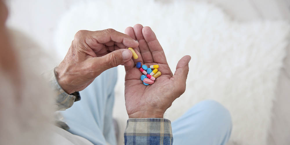 Пожилым людям чаще назначают лишние лекарства