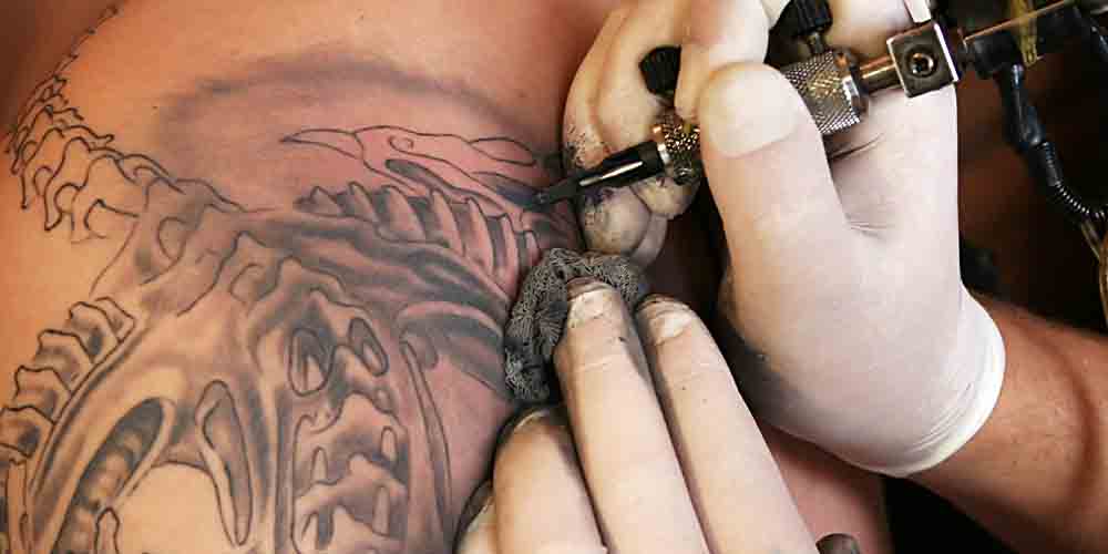 Татуировки наносят вред потовым железам