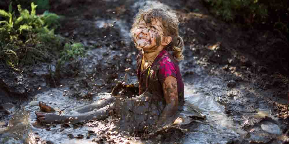 Детям полезно играть в грязи