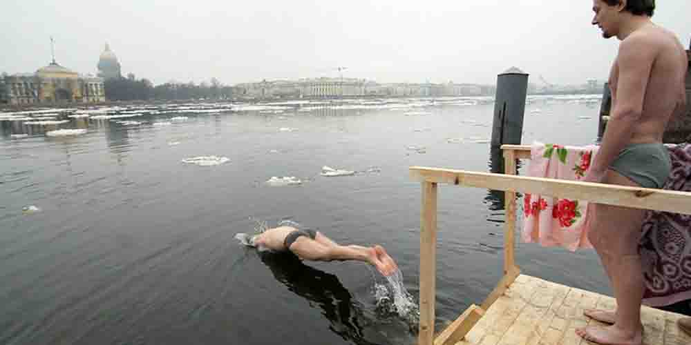 Плавание в холодной воде может защитить мозг от дегенеративных заболеваний
