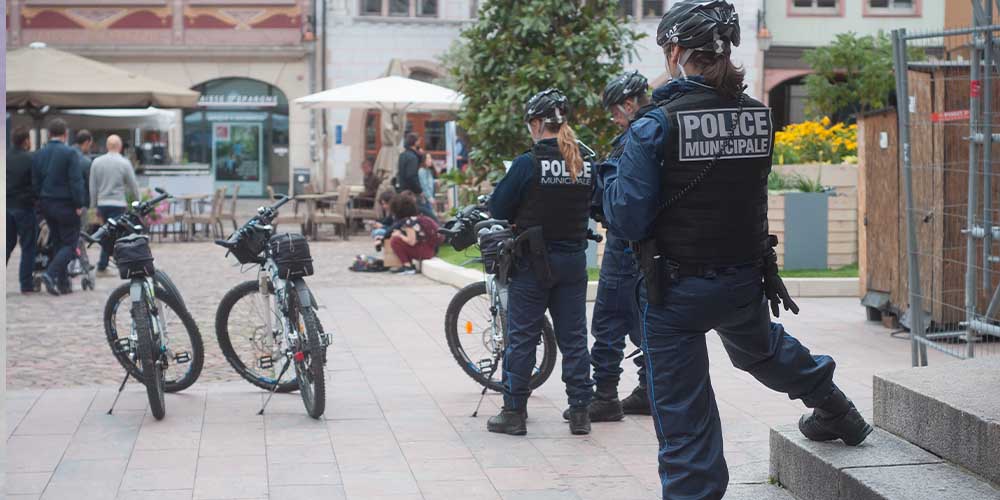 Во Франции мужчину оштрафовали за нарушение правил изоляции после того, как тот вышел «разбить парню лицо»