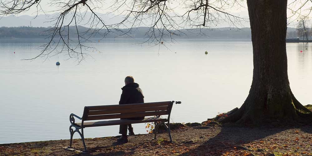 Максимально высокий уровень одиночества бывает у людей в 20 лет