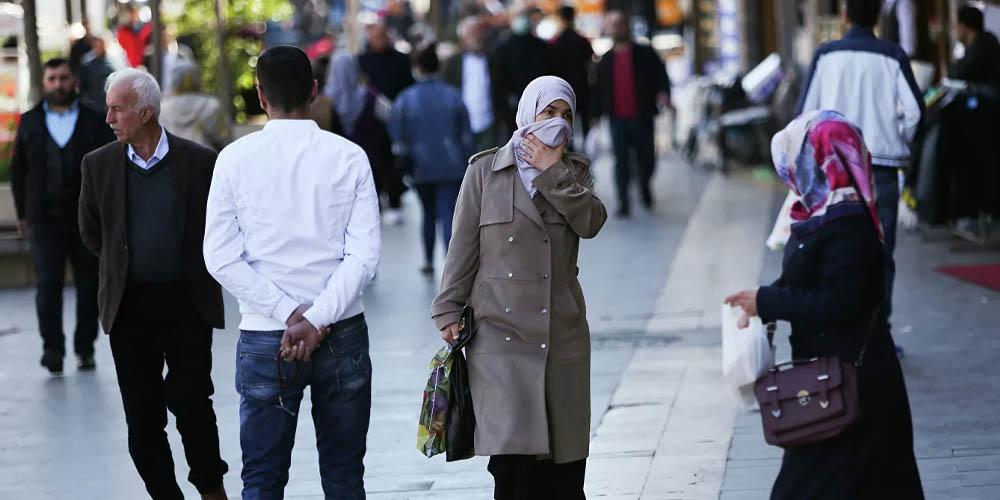 Из-за коронавируса в Турции запретили курить на улице
