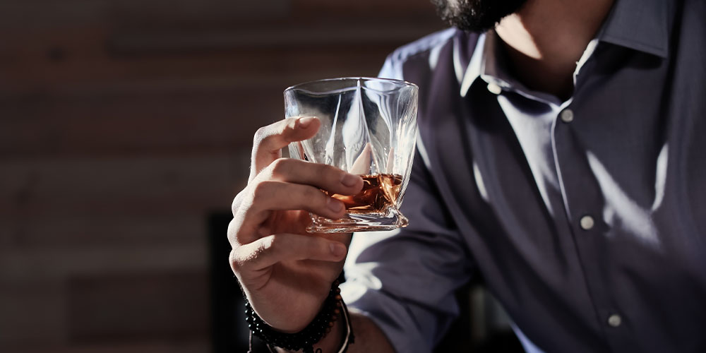 Алкоголь блокирует химическое вещество, повышающее внимание