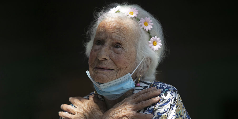 106-летняя жительница Бразилии одна из первых получила прививку от коронавируса