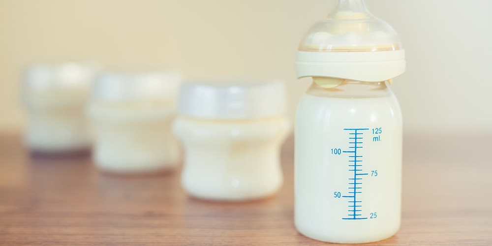 «Человеческое» молоко вместо «грудного»: одна из клиник Великобритании ввела гендерно-нейтральные термины