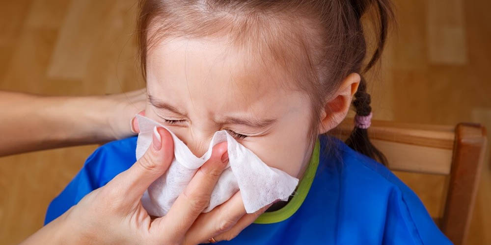Заложенность носа и першение в горле: что нужно знать об остром назофарингите у детей