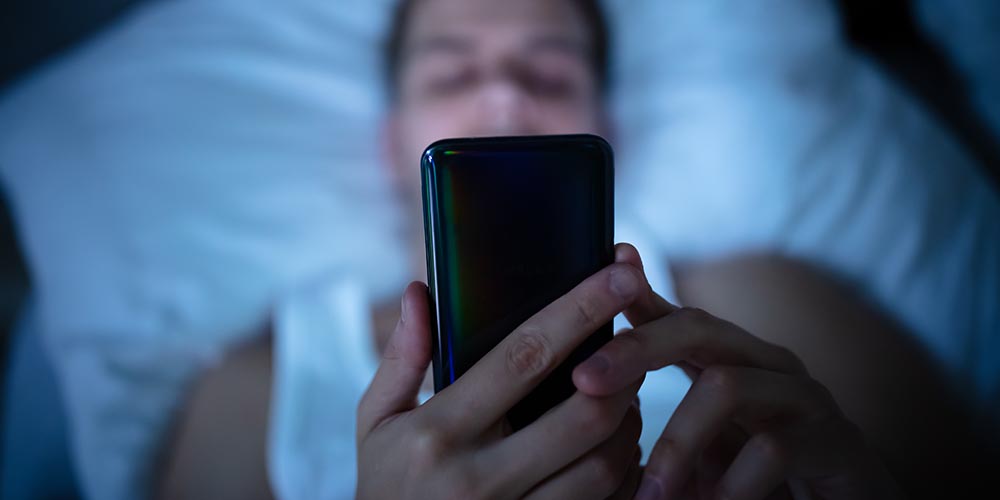 Молодежь страдает нарушением сна из-за зависимости от телефонов