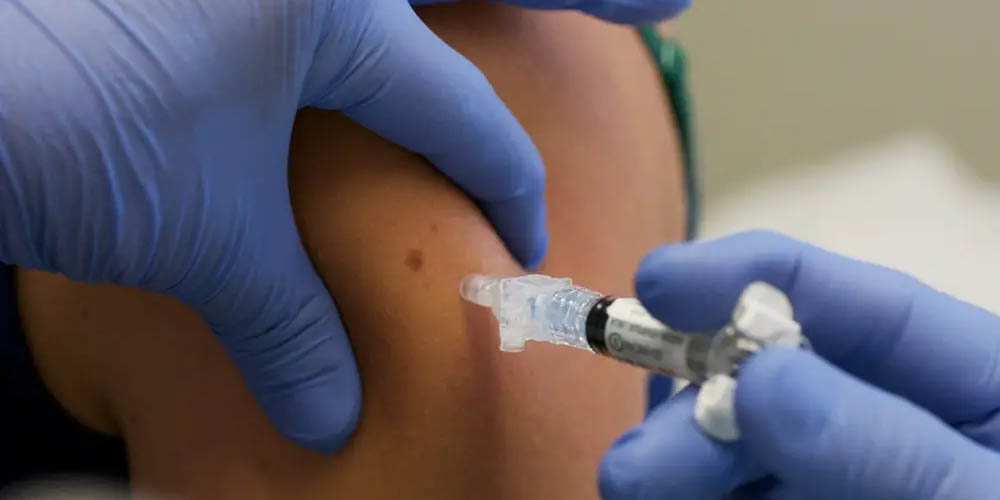 Pfizer, Moderna и AstraZeneca тестируют вакцину от COVID-19 на детях