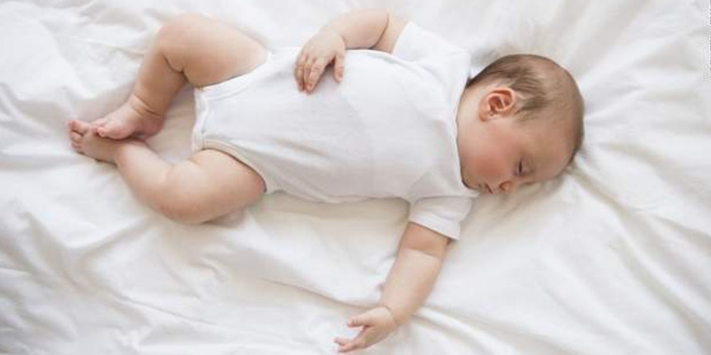 Младенец, спящий на спине и на твердой поверхности, рискует меньше всего