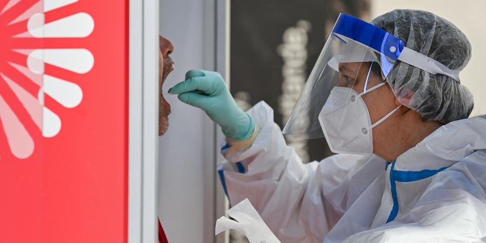 На Майорке мужчина специально заразил коронавирусом больше 20 человек