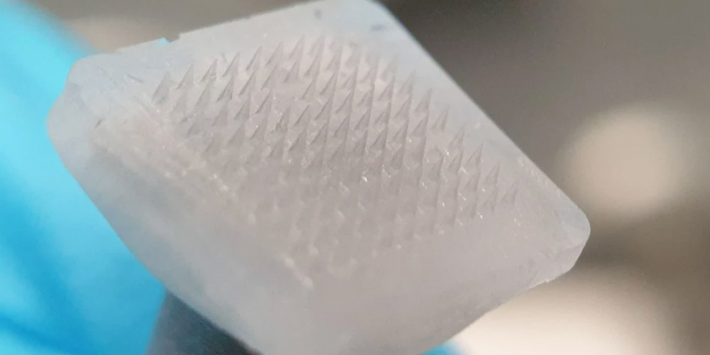 Точная доставка целевых лекарств: ученые тестируют пластыри с микроиглами из льда