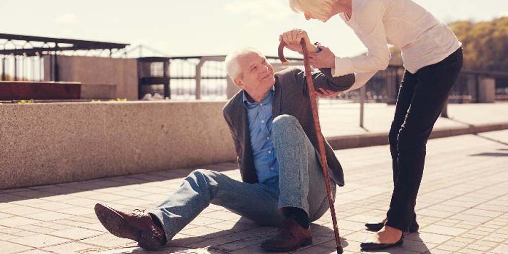 Ученые связывают частые падение пожилых людей с деменцией с приемом обезболивающих