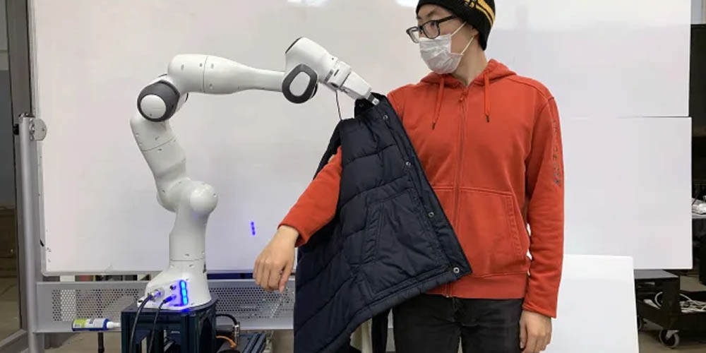 Создали робота, который помогает одеваться людям с ограниченными физическими возможностями