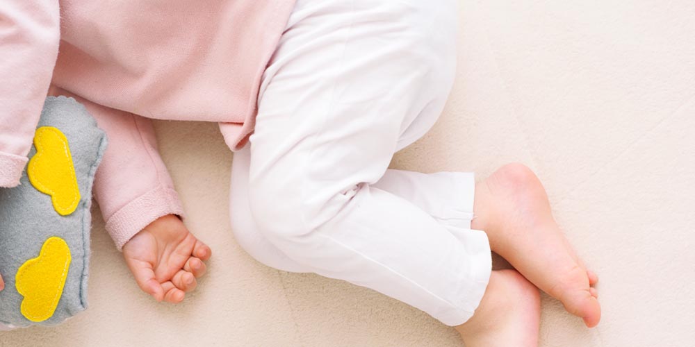 Родителям рекомендуют проверять дыхание спящего ребенка