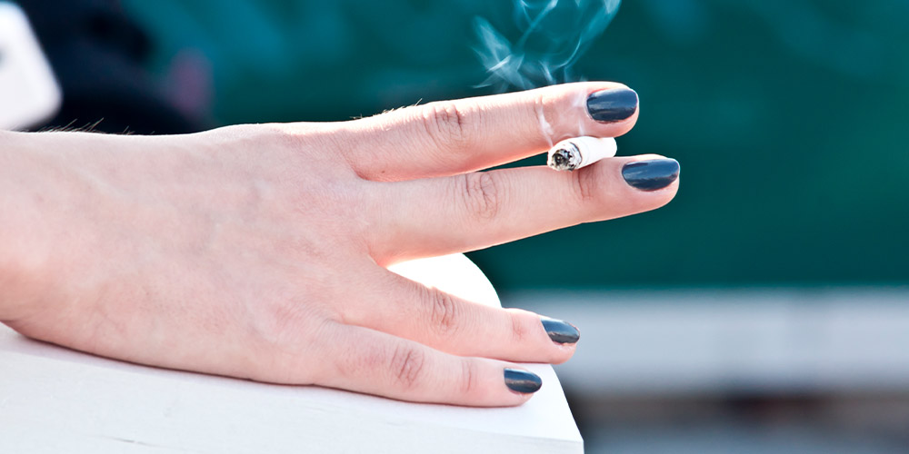 Ученые пояснили, почему женщинам очень сложно отказаться от курения