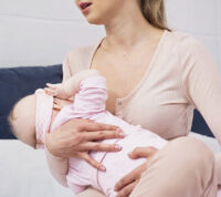Вакцина от COVID-19 не вызывает серьезных побочных эффектов у кормящих мам