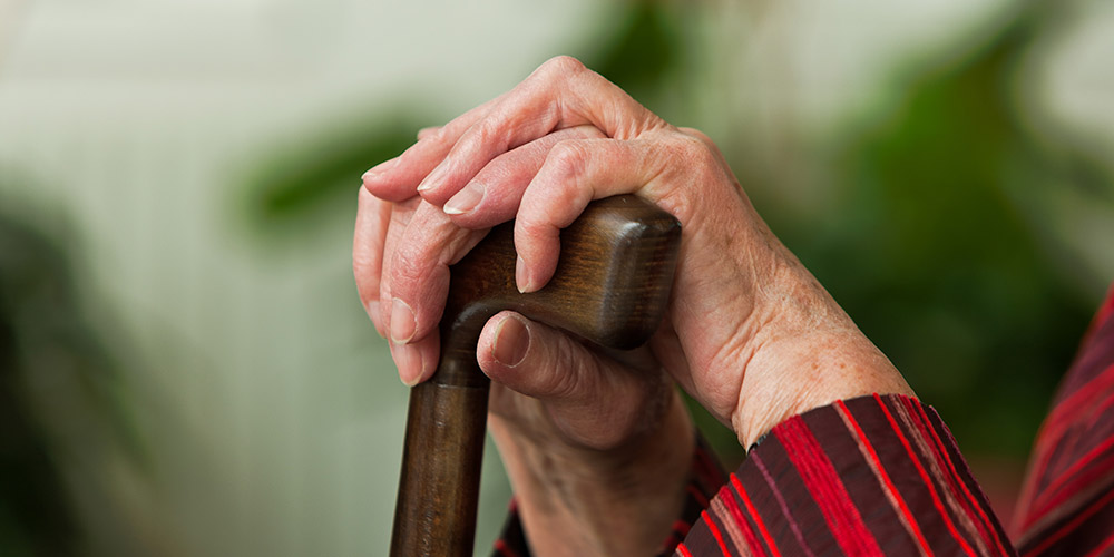 Одинокие пожилые люди чаще умирают после выписки из отделений интенсивной терапии