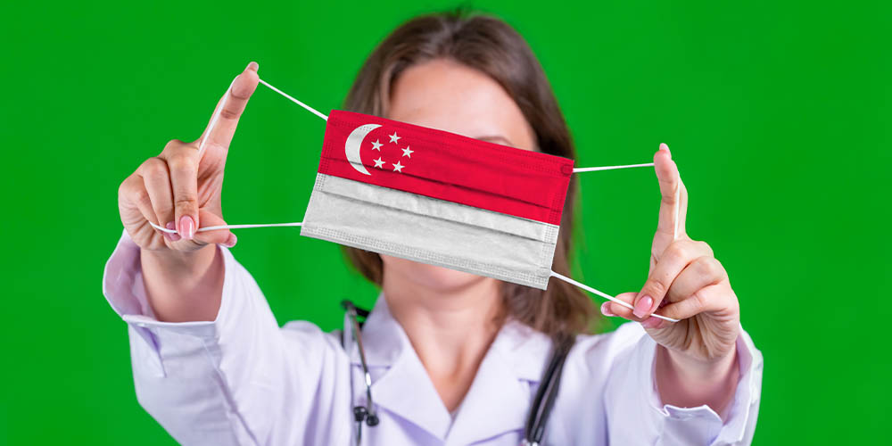 Сингапур больше не будет бесплатно лечить непривитых от коронавируса людей