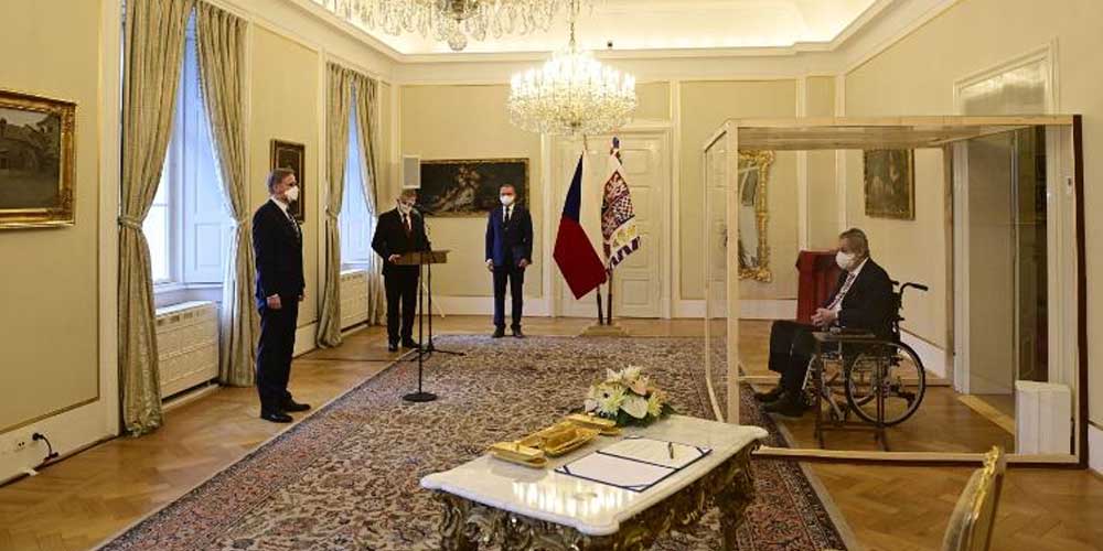 Больной на COVID-19 президент Чехии назначал премьер-министра, сидя под стеклянным колпаком